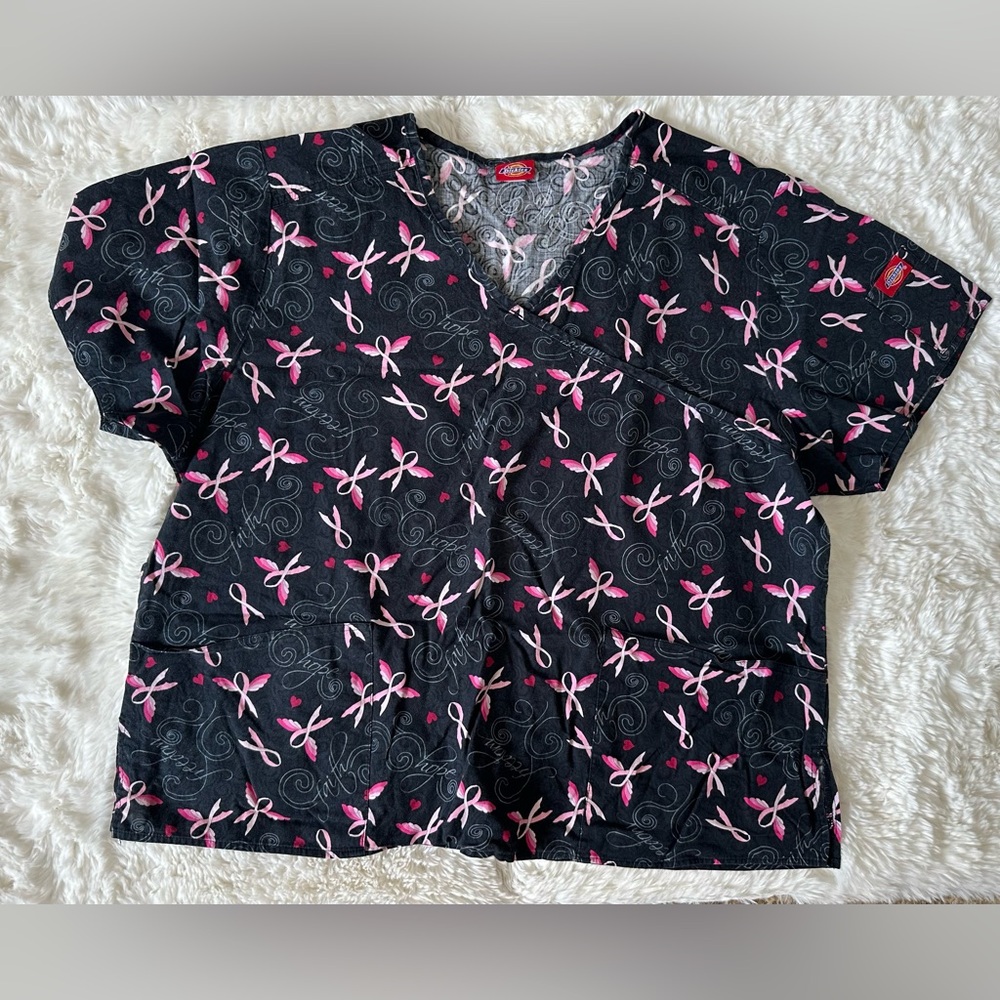 Scrub top with pockets
